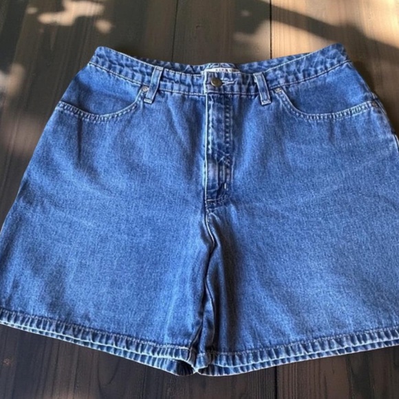 Denim shorts / high rise jean shorts w Belt buckles & 4 pockets
Sze 12 / Large - Picture 9 of 10